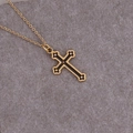 Französische Vintage Gold Kreuzkette mit schwarzer Emaillierung auf Stein-Hintergrund - Schwarzes Kreuz