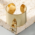 Anello largo dorato con ciondolo a lucchetto in strass su uno sfondo materico in pietra - Stile Pendente Serratura Liscia