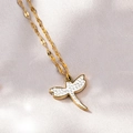 Collana con ciondolo a libellula dorata con ali in smalto bianco e strass scintillanti - Libellula con Gioielli