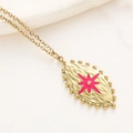 Pendentif vintage doré martelé avec une étoile rose vif à huit branches sur chaîne - Rose Rouge