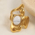 Anello dorato stile lava irregolare con pietra bianca ovale e piccolo cristallo - Bianco (A4739)