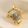 Anello dorato irregolare con pietra naturale grigia e piccolo cristallo brillante - Grigio (A4742)