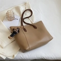 Grand sac cabas en cuir kaki avec bandoulières marron et charm de sac ours mignon - Khaki Avec Pendentif