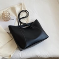 Sac fourre-tout noir minimaliste avec surpiqûres blanches contrastées et fines anses - Noir
