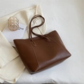 Grand sac cabas marron foncé en similicuir avec détails de surpiqûres blanches - Café Sans Pendentif