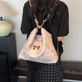 Sac fourre-tout rose avec motif papillon et chaîne porté comme sac à dos par un mannequin - Rose