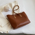 Sac cabas en cuir marron avec surpiqûres blanches et poignées kaki clair pour femmes - Caramel sans Pendentif