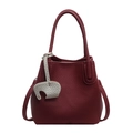 Borsa a secchiello in pelle rosso scuro con ciondolo a elefante e finiture argentate - Borgogna