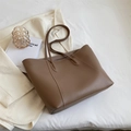 Grand sac cabas marron foncé en similicuir avec coutures contrastées blanches et anses - Gris Éléphant sans Pendentif