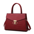 Sac à main bordeaux à motif crocodile avec boucle dorée et bandoulière réglable - Style Sac Rouge