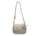 Borsa a sella beige con trama litchi, ciondolo a cuore di perle e tracolla - Bianco Sporco