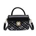 Schwarze Handtasche mit schwarz-weißem Schachbrettmuster und goldenem Blumenschloss - Schwarz