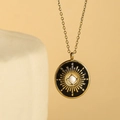 Collana con ciondolo dorato stile turco con smalto nero a raggiera e pietra bianca - Nero