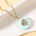 Collier avec pendentif soleil en émail bleu clair et strass central doré poli - Bleu lac