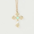 Gouden kruis ketting met roos details en een lichtgroen hartvormig element - Cyaan