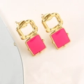 Retro geometric square earrings with golden hammered texture and vibrant rose pink enamel - Rose Red