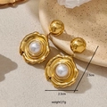 Orecchini a ventaglio dorati con perla incastonata e finitura a onde testurizzate - Orecchini Tondi con Perle (A4291)