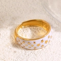 Anello in titanio dorato regolabile con smalto bianco e stelle in rilievo - Bianco