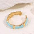 Anello stile bambù dorato con smalto celeste su base di sabbia e roccia bianca - Stile Bamboo Blu (A4766)