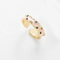 Bague ouverte dorée en émail avec pierres colorées et détails en résine rose - Rose Clair