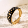 Anello vintage con stelle in smalto nero e fascia dorata regolabile dal design - Nero