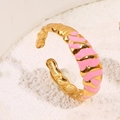 Anillo vintage dorado con patrones de ondas en esmalte rosa y banda abierta ajustable - Rosa (A4749)