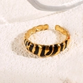 Anillo dorado ajustable con diseño de cebra en esmalte negro y textura animal vintage - Negro (A4750)