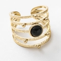 Detail van een gelaagde goudkleurige ring met zwarte steen en kleine metalen kralen - Holle Gelaagde Open Stijl / Goud Met Zwarte Natuursteen