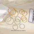 Mittlere goldene Edelstahl-Creolen 4,7 cm Durchmesser auf strukturierter Oberfläche - Mittel / Stahlfarben
