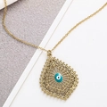 Nahaufnahme der goldenen Evil Eye Halskette mit filigranem Tropfen-Ausschnitt - Gold