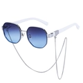 Lunettes de soleil polygonales, verres dégradés bleus, monture argent et branches blanches - Monture Argentée Dégradé Bleu Gris (Avec Chaîne en Métal)