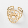 Breiter Goldring aus Edelstahl mit Sternen-Motiv und zentraler weißer Perle - Gold mit Weißem Zirkonia