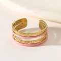 Anello aperto a tre strati ondulato con smalto rosa e finitura dorata martellata - Rosa
