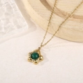 Collier vintage français en acier inoxydable plaqué or 18k avec pierre ronde verte - Jade Vert (Petit Pendentif Rond Fleur)