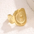 Auffälliger goldener breiter Ring mit polierter Spiral-Wasserwellen-Textur-Design - Gold