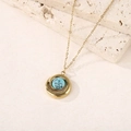 Dettaglio della collana vintage in acciaio dorato con pietra turchese verde marmorizzata - Turchese Blu