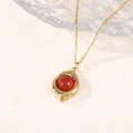 Élégant collier en titane doré avec pendentif en feuille et pierre œil de tigre rouge - Pendentif en Pierre Naturelle Ronde Ovale Irrégulière - Agate Rouge