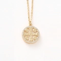 Dettaglio del ciondolo religioso San Benedetto dorato con pavé di cristalli lucidi - Stile Medaglia Religiosa di San Benedetto