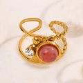 Verstellbarer goldener Ring mit rosa Naturstein und weißen Zirkonia-Details - Rosa Edelstein-Stil (A4782)