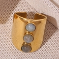 Goldener breiter Ring mit drei grauen Edelsteinen und Vintage-Sägezahn-Einfassung - Grau Labradorit Stil (A4670)