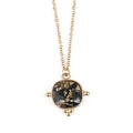 Collana dorata in acciaio con pendente quadrato nero e scaglie d'oro decorative - Nero