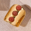 Goldener breiter Ring mit drei funkelnden rotbraunen Goldstein Edelsteinen besetzt - Rot Goldfluss Stil (A4672)