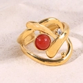 Moderne goudkleurige kruisring met rode ovale steen en helder zirkoon accent - Rood (A4655)