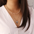 Collana a doppio strato dorata con perle bianche e ciondolo a goccia in opale blu - Stile perla a doppio strato blu