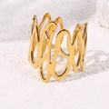 Goldener gewellter Titanstahl-Ring im breiten Design mit unregelmäßigem Blumenmuster - Wellenförmiger hohler unregelmäßiger Stil (A3808) / Gold
