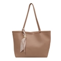 Elegante borsa tote capiente in pelle PU beige con foulard floreale e ciondolo a perla - Cachi