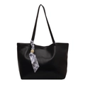 Borsa tote nera minimalista in ecopelle con foulard paisley e ciondolo in legno - Nero