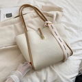 Elegante borsa a secchiello bianco crema con tracolla marrone e foulard in seta testurizzata - Bianco