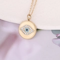 Goldene Evil Eye Scheiben Halskette mit funkelnden Kristallen und blauem Perlenzentrum - Klassisches Teufelsauge - Weiß & Seeblau