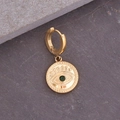 Goldene Creolen mit Evil Eye Anhänger, grünem Edelstein und metallischem Reliefdekor - Edelstahl/Synthetischer Stein / Runder Grüner Stein Stil (1 Stück)
